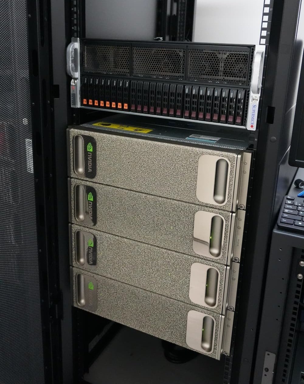 学内サーバールームに設置されたNVIDIA DGXシステム(下段)とSupermicro製ノードサーバー(上段)