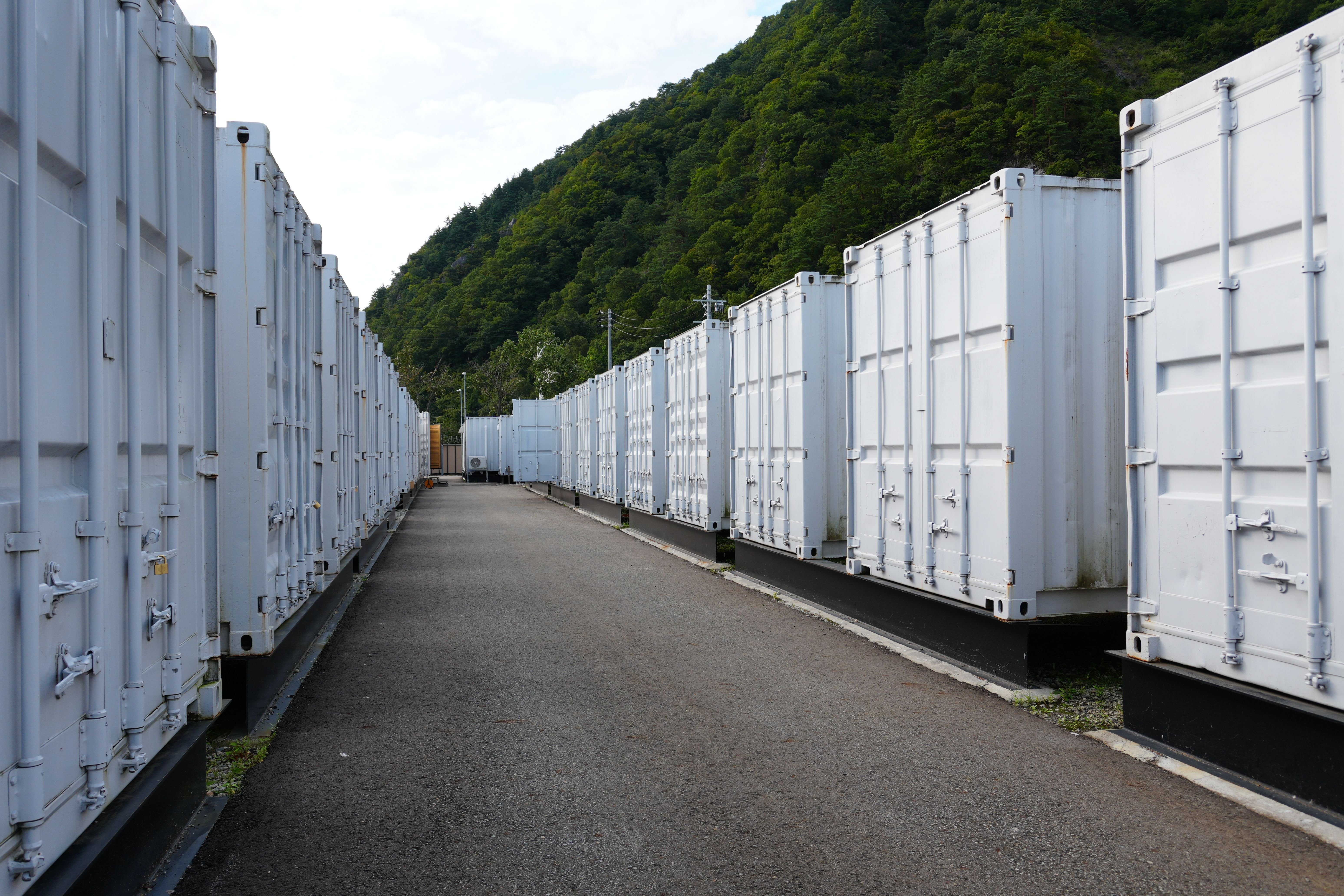 コンテナ型データセンター（ゲットワークス社データセンターにて撮影）