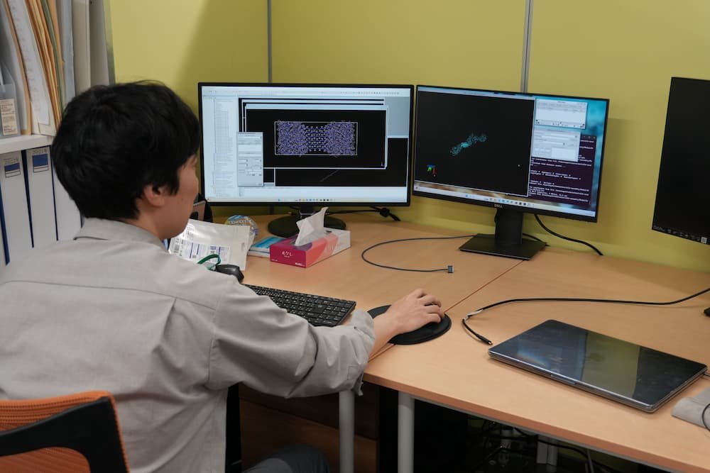 GPUを活用したクモ糸タンパク質の分子シミュレーション解析の様子