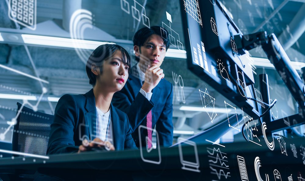 真剣な表情でディスプレイ画面に向かう2人