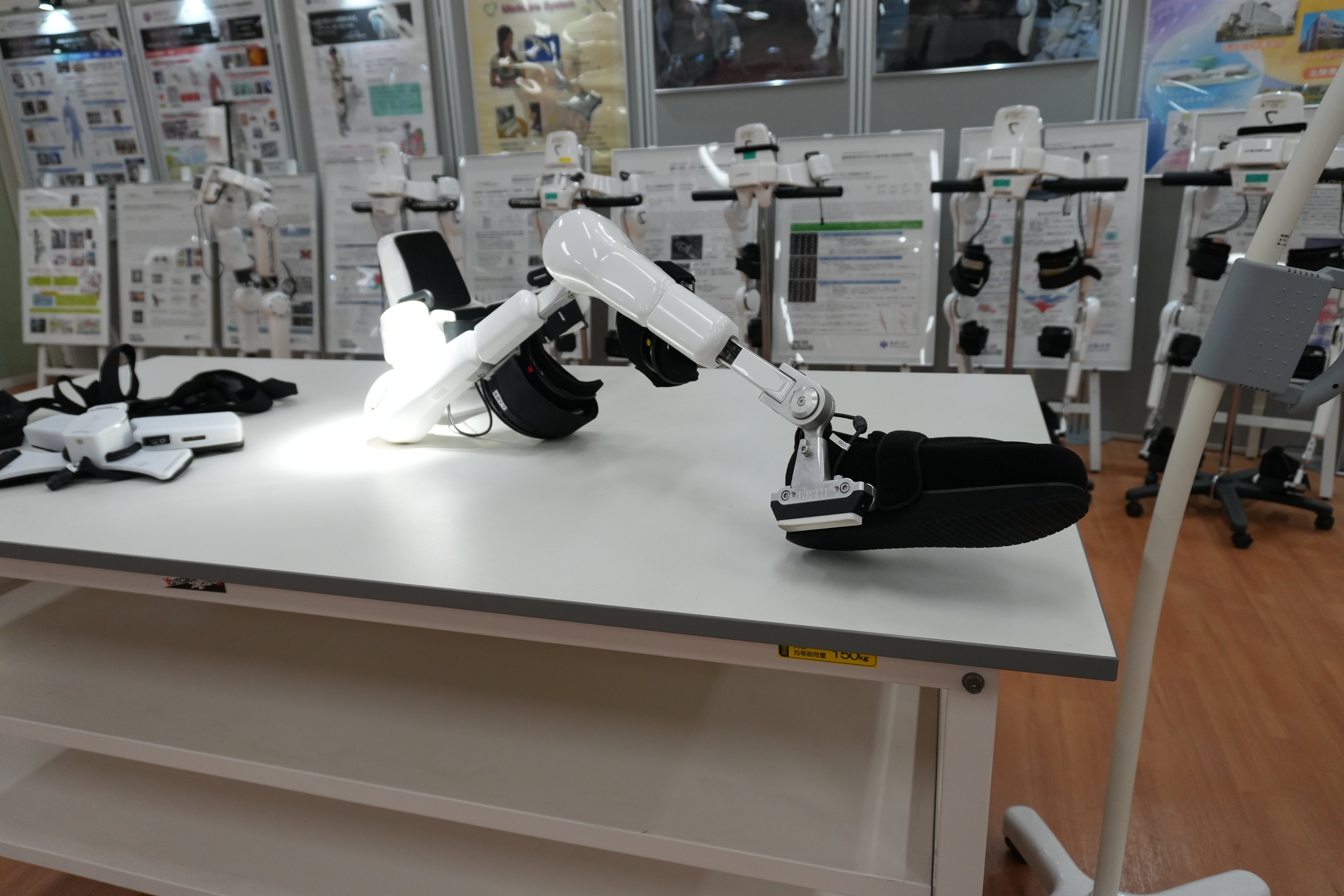 人とロボットの共生を象徴する装着型サイボーグHALの各世代モデル