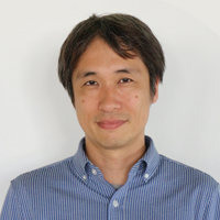 内山 泰伸 氏