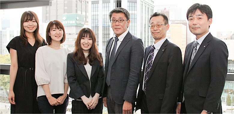 左から株式会社パブレ 総務部の皆さま、山村さま、北海道オフィス・マシン社さま